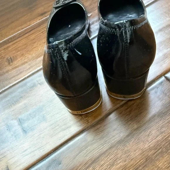 Tory Burch Black Patent Logo Round-Toe Pumps - Picture 4 of 6